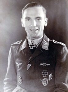 605957919_10235769524516595_6553160302236598172_n-221x300 Abatido em Yorkshire: O Último Voo do Dornier de Karl Mueller