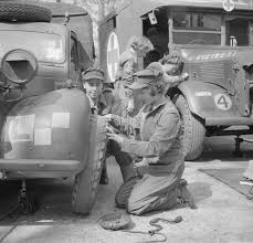 Rainha-Elizabeth2 Você Sabia? A Rainha da Inglaterra sujava as mãos de graxa durante a Segunda Guerra.